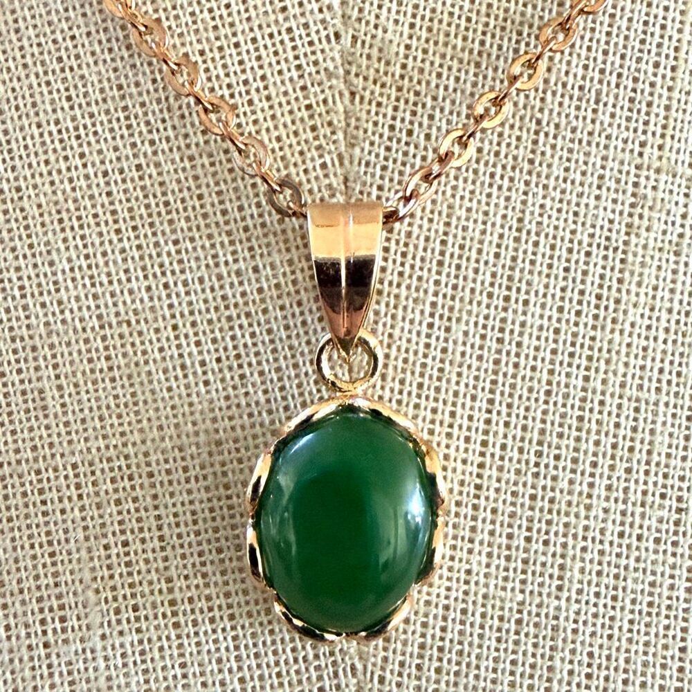 Gold Tone Green Cabochon Pendant Necklace